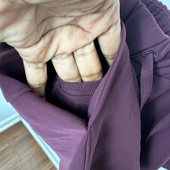 #61 LULULEMON ON THE FLY MAROON LACE SHORTS WORKOUT GYM SIZE 2 - Picture 9 of 9